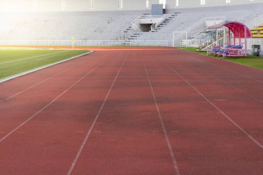 Stadyumda, başarılı kavramı kırmızı koşu parkuru