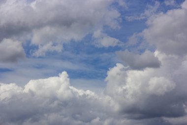 Mavi gökyüzü arka planında beyaz bulut