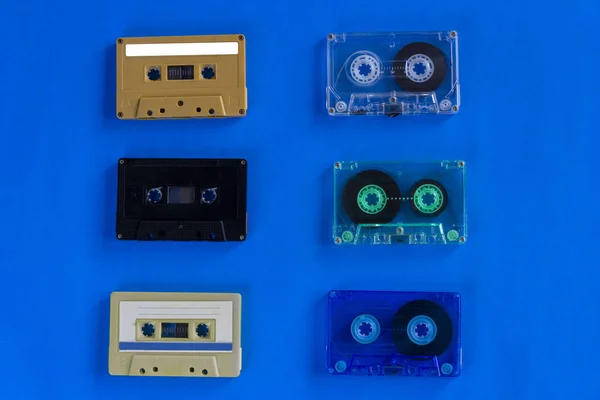 Cintas Cassette Audio Retro Antiguas Sobre Fondo Azul —  Fotos de Stock