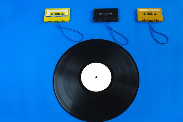 Top eski vinil kayıtları görüntüleyin ve teyp kaseti mavi zemin üzerine