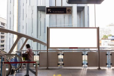 Boş reklam billboard skytrain İstasyonu, reklam kavramı alay