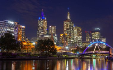 Flinders Sokağı İstasyonu doğru seyir gece Yarra Nehri ve Melbourne şehir. Avustralya