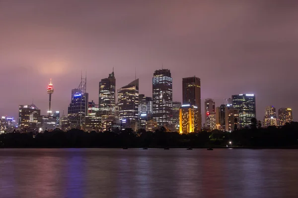 Sydney Avustralya Işıklı Skyscapers Ile Alacakaranlıkta — Stok fotoğraf