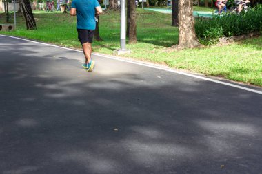 Park, sağlıklı konsepti de yol egzersiz koşan atlet adam