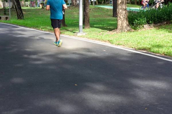 运动员在公园道路上跑步运动 健康概念 — 图库照片