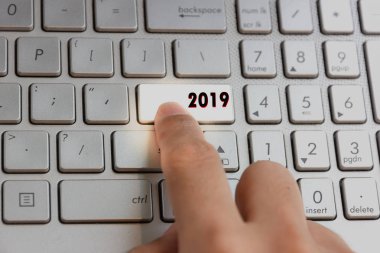 laptop klavye anahtar yazılı 2019 yeni yıl basarak parmak