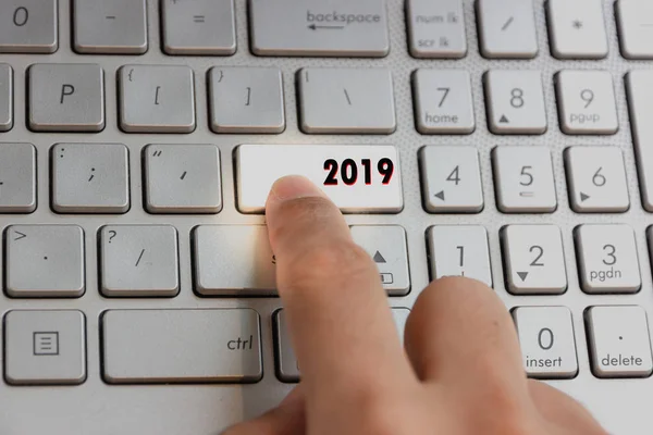laptop klavye anahtar yazılı 2019 yeni yıl basarak parmak