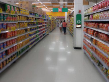 Bulanık insanlar ürünleri raflarda Snack yelpazesi raf süpermarket veya mağaza, alışveriş