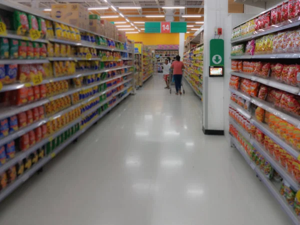 Wazig Mensen Winkelen Selectie Van Snack Plank Supermarkt Warenhuis Producten — Stockfoto