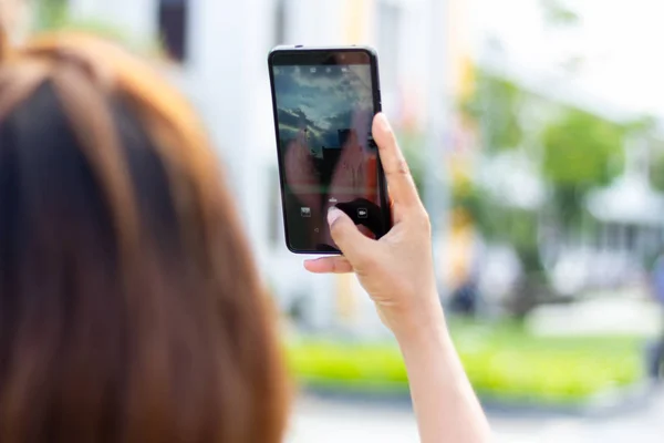 Asyalı kadın görünümü peyzaj cep telefonu ile çekim