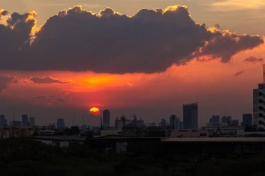 Günbatımı City'deki binalar üzerinde. Güneş ışığı ile cityscape görünümünü manzarası