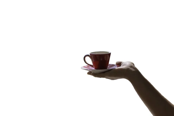 女性手拿着一个红色的咖啡或茶隔离白色的背景 与剪裁路径 — 图库照片