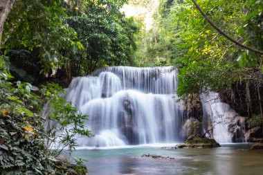 Huai Mae Khamin şelale mi en popüler Khuean Srinagarindra Milli Parkı Kanchanaburi, Tayland