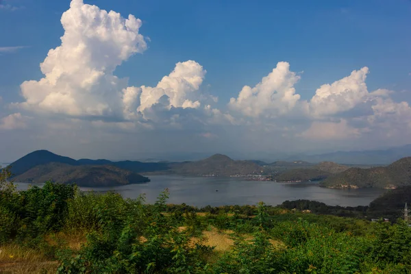 Kanchanaburi, Tayland, bulutlu gökyüzü ile doğa sahne Srinagarind Barajı