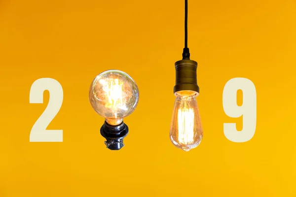 sunbeam 2019 ile günbatımı üzerinde elinde lamba. güç ve fikir kavramı