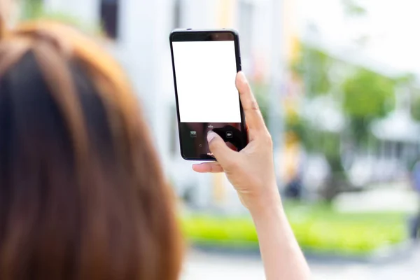 Mockup bir elin boş ekran cep telefonuyla holding ve selfie yapmak ya da partide biri ateş