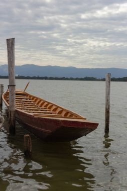 Kwan Phaya, Tayland nehir üzerinde ahşap iskeleye bağlı bir tekne
