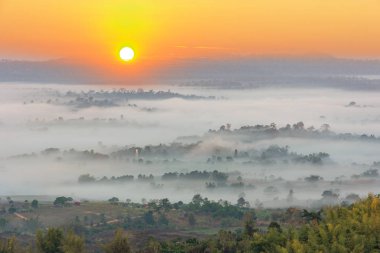 Dağların üzerinden sisli Sunrise Khao Kho Phetchabun sabah 