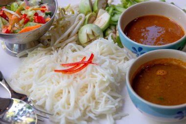 Pirinç Noodle balık köri soslu sebze kümesiyle hizmet