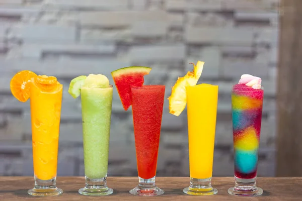 Bunte frische Smoothies mit tropischen Früchten auf grauem Hintergrund — Stockfoto