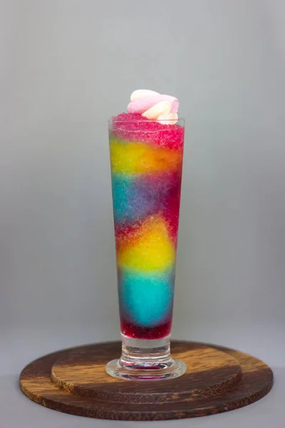 Smoothie arco-íris saudável em vidro com Marshmallow em cinza backg — Fotografia de Stock