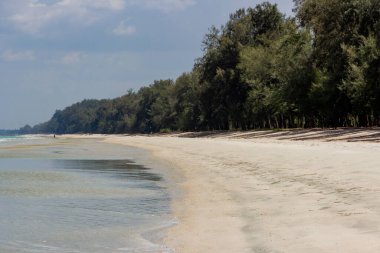 Yazın kumsalda kumla oynayan çocuk, yaz tatili ve tatil konsepti.