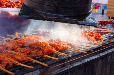 Izgara tavuk şiş çubuklar bbq ızgara açık, Tayland sokak yemeği