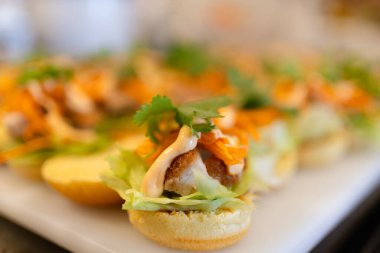 Beyaz tabakta taze kızarmış domuz burger.