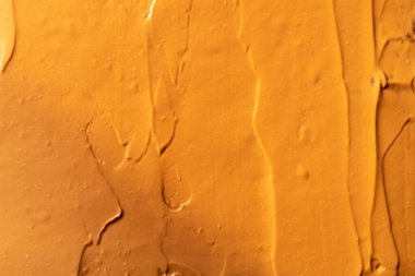 Makro lezzetli çikolatalı pasta, çikolatalı pasta, sarı arka plan.