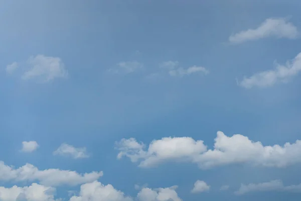 Beyaz bulutlu mavi gökyüzü, mavi gökyüzü arkaplanı, boşluğu kopyala