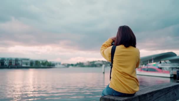 Femme Asiatique Touriste Prendre Une Photo Coucher Soleil Daring Harbor — Video