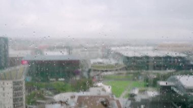 Camdaki yağmur damlaları.  