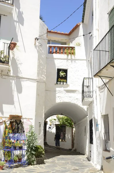 Cadaques Spanje Juli 2017 Man Passeren Onder Witte Boog Doorgang — Stockfoto