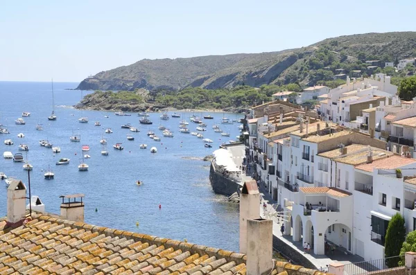 Cadaques Espanha Julho 2017 Vista Aldeia Mediterrânea Branca Seu Mar — Fotografia de Stock