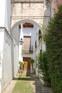 Cordoba, Endülüs, İspanya Yahudi mahallesinde bulunan beyaz sokak taş kemer.