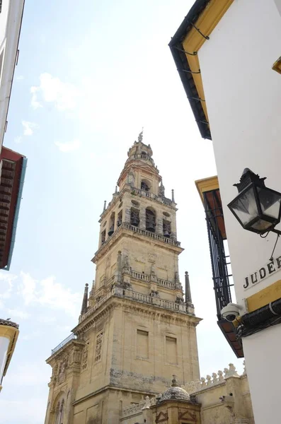 看见钟楼从街道 犹太处所 在科尔多瓦的老中心 安大路西亚 西班牙 — 图库照片