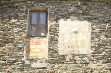 Portlligat, İspanya - 27 Temmuz 2017: Güneş saati ve ahşap pencere taş evin içinde Akdeniz Köyü bağlantı noktası Lligat'ta Costa Brava, Cadaques, Girona, Catalonia, İspanya.