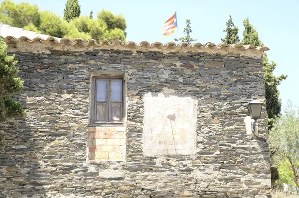 Portlligat España Julio 2017 Reloj Solar Ventana Madera Casa Piedra — Foto de Stock