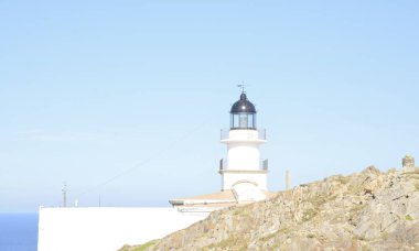 Portlligat, Ispanya-27 Temmuz, 2017: Cap de Creus Tabiat Parkı 'nda Lighthouse, Costa Brava, Girona, Katalonya, Ispanya.