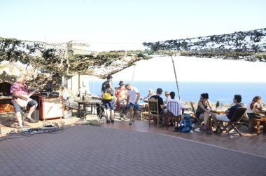 Cap de Creus, Ispanya-27 Temmuz, 2017: Cap de Creus Natural Park bulunan restoran Terrrace terasında şarkıcı adam, Costa Brava, Girona, Katalonya, Ispanya.