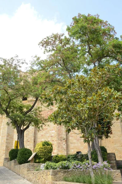 花园广场在中世纪的朋友村 Emporda 地区的赫罗纳 加泰罗尼亚 西班牙 — 图库照片