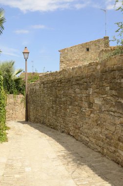 Peratallada 'nın ortaçağ köyündeki taş patika Girona, Katalonya, İspanya Emporda bölgesinin ortasında yer almaktadır..