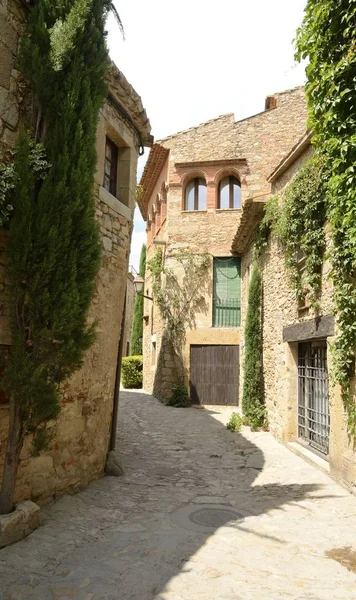 Ortaçağ Köyü Peratallada, Girona, Katalonya, İspanya Emporda ortasında bulunan taş sokakta.