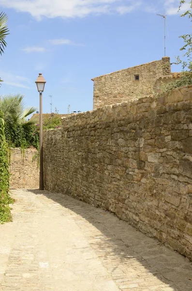 Peratallada 'nın ortaçağ köyündeki taş patika Girona, Katalonya, İspanya Emporda bölgesinin ortasında yer almaktadır..