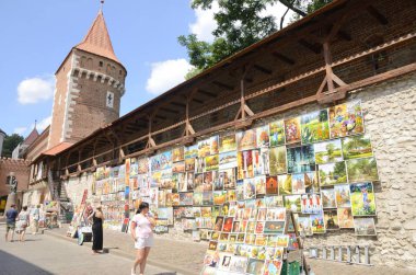 Kracow, Polonya - 25 Temmuz 2018: Ot, Krakow, Polonya eski şehir duvarlar üzerine çalışmalar.