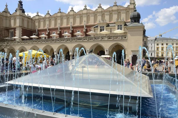 Kracow Polônia Julho 2018 Água Azul Fonte Praça Principal Cracóvia — Fotografia de Stock