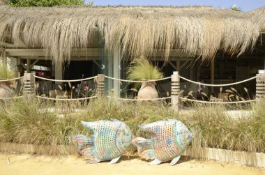 Marbella, İspanya - 31 Ağustos 2018: Dekoratif balıklar restoranda Marbella, Endülüs, İspanya Sahil alanının dışında.