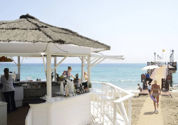 Marbella Spanje Augustus 2018 Drankkiosk Naast Pier Aan Het Strand — Stockfoto