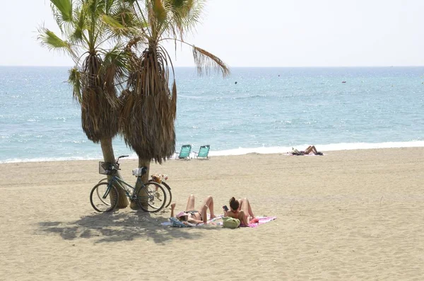 Marbella Spanien August 2018 Frauen Sonnen Sich Neben Palmen Sand — Stockfoto