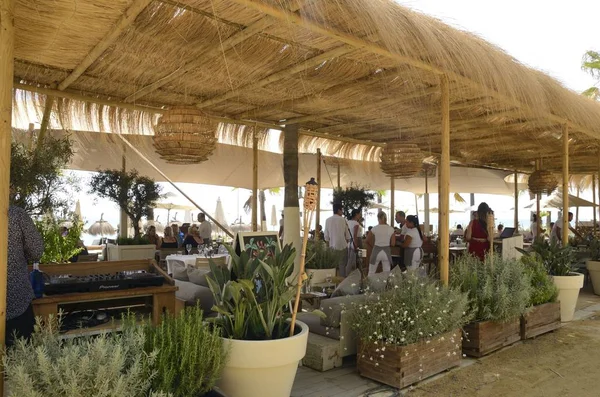 アンダルシア スペイン マルベージャのプロムナードでわらの屋根とマルベーリャ スペイン 2018 ビーチ レストラン — ストック写真